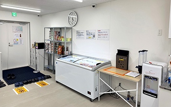 冷凍食品やカップ麺などさまざまな常備食が準備されています