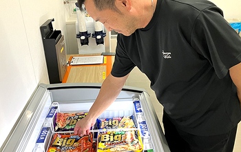 実際に男性が購入している様子