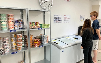 購入する食品を悩んでいる様子
